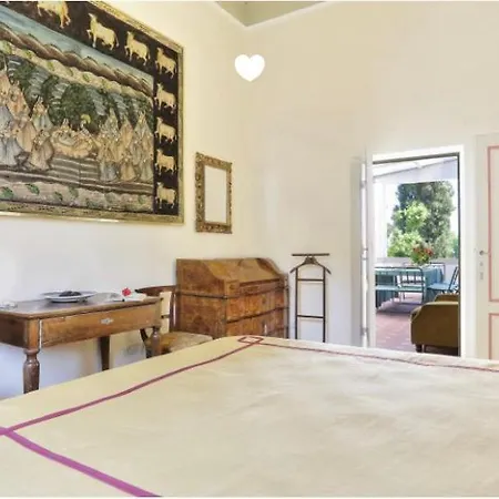 4bdrm Elegant Apartm In Private Estate, Shared Swimmingpool, Maze Garden Florence