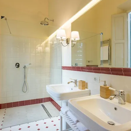 4bdrm Elegant Apartm In Private Estate, Shared Swimmingpool, Maze Garden *