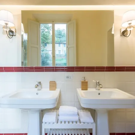 4bdrm Elegant Apartm In Private Estate, Shared Swimmingpool, Maze Garden Apartment Florence