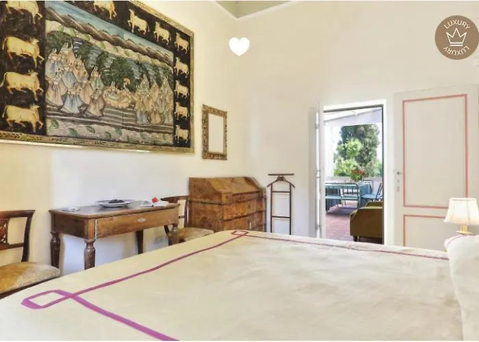 4bdrm Elegant Apartm In Private Estate, Shared Swimmingpool, Maze Garden Firenze